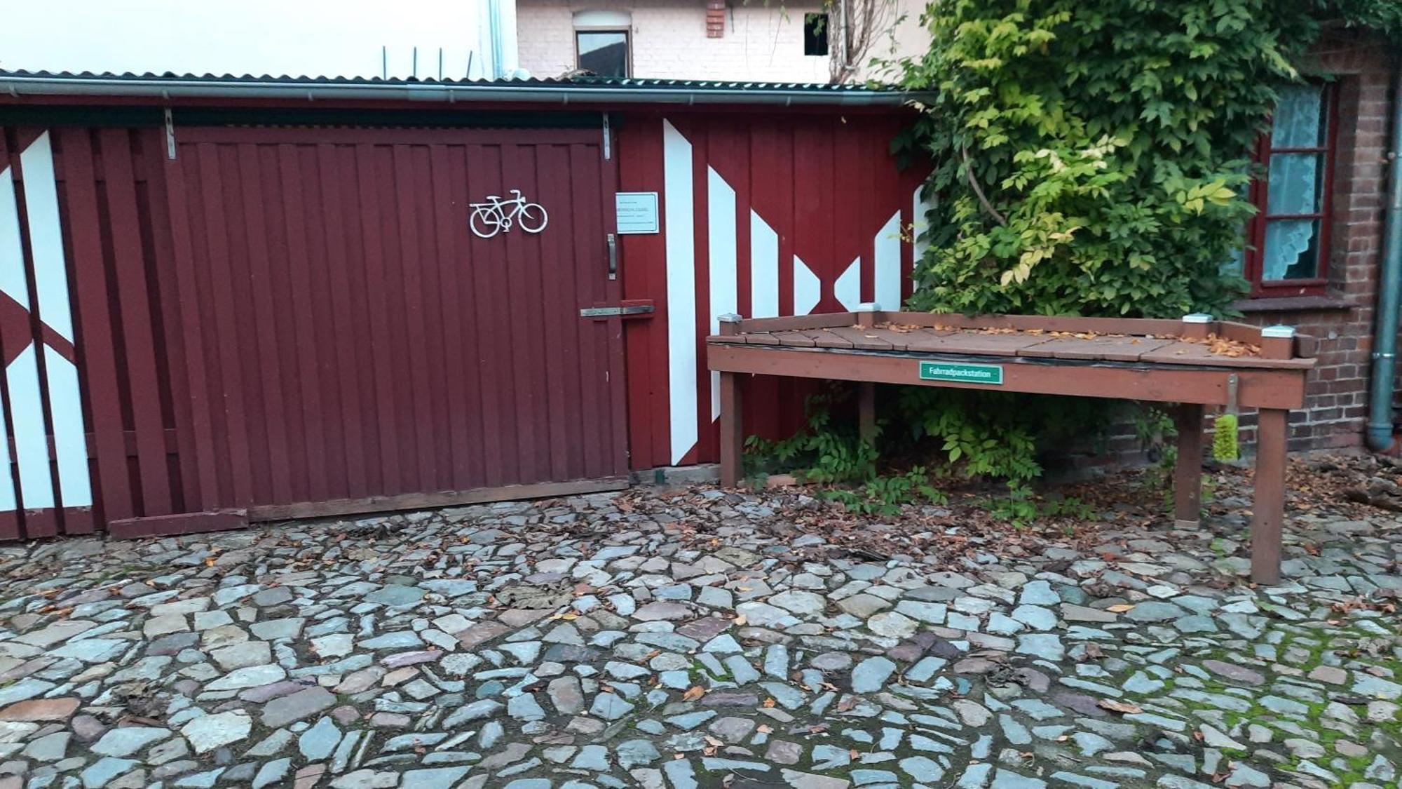 Hotel Garni & Oma'S Heuhotel 'Pension Zur Galerie' Barby Exterior photo