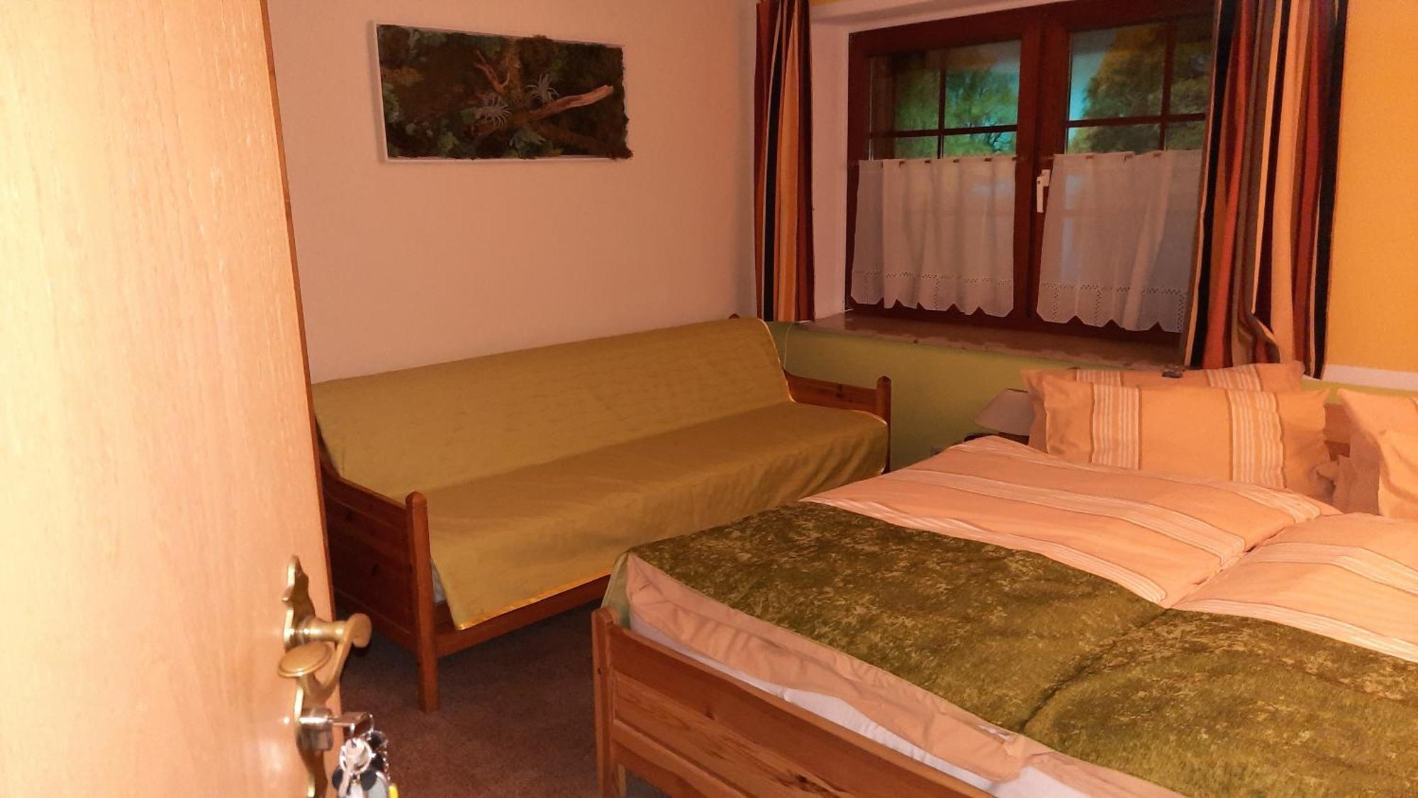 Hotel Garni & Oma'S Heuhotel 'Pension Zur Galerie' Barby Exterior photo